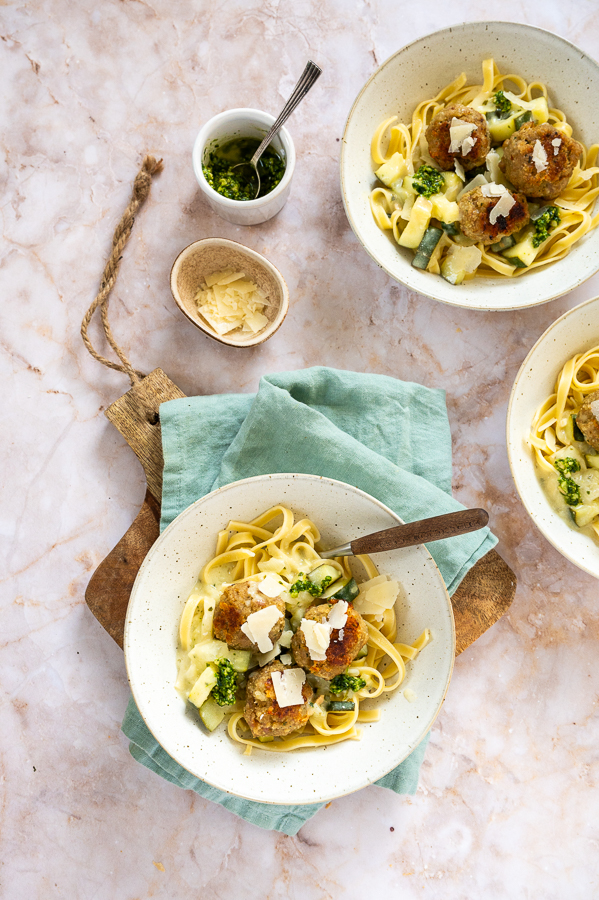 Pasta pesto met gehaktballetjes