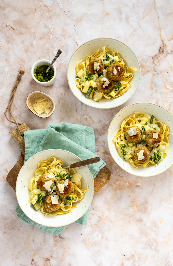 Pasta pesto met gehaktballetjes