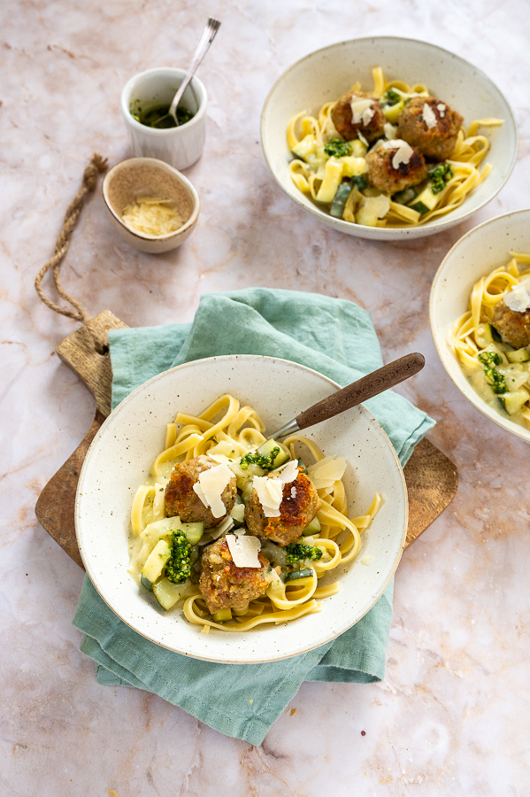 Pasta pesto met gehaktballetjes