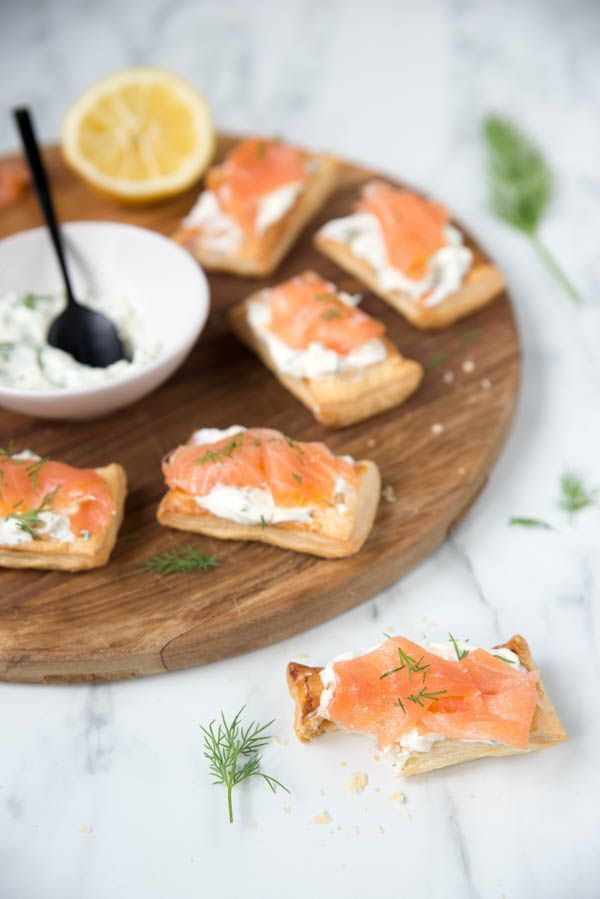 Bladerdeeghapjes met zalm en roomkaas