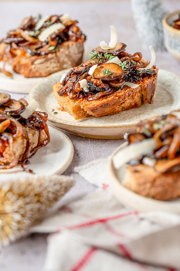 Hapjes voor oud en nieuw: Bruschetta met ui, champignons en truffel