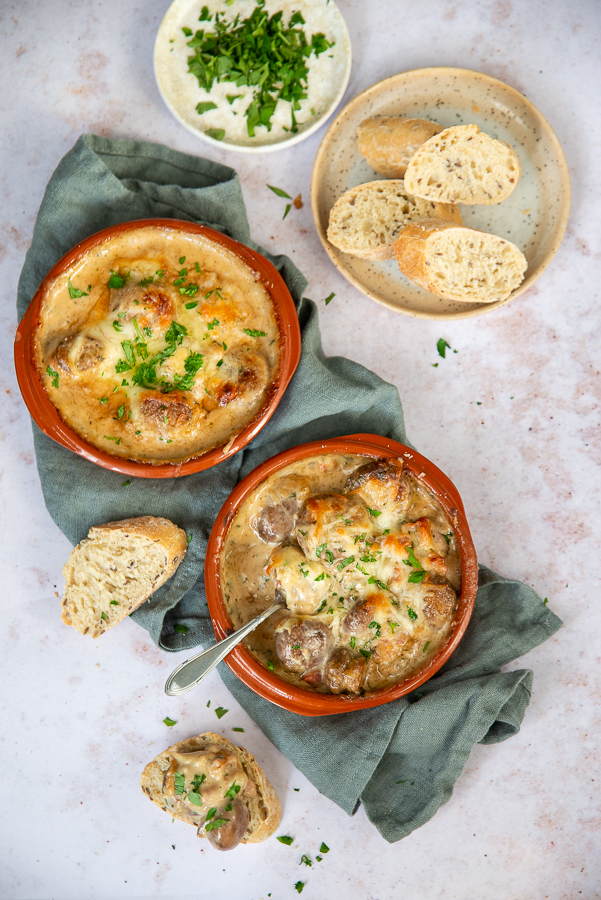 Knoflookchampignons met spek en kaas