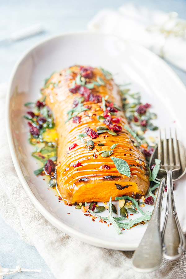 Hasselbackpompoen met knoflookboter en salie vegetarisch hoofdgerecht voor kerst