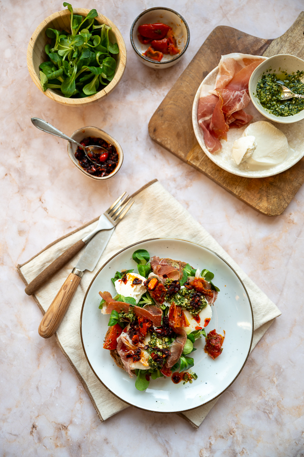 Broodje mozzarella met pesto en crispy chili olie