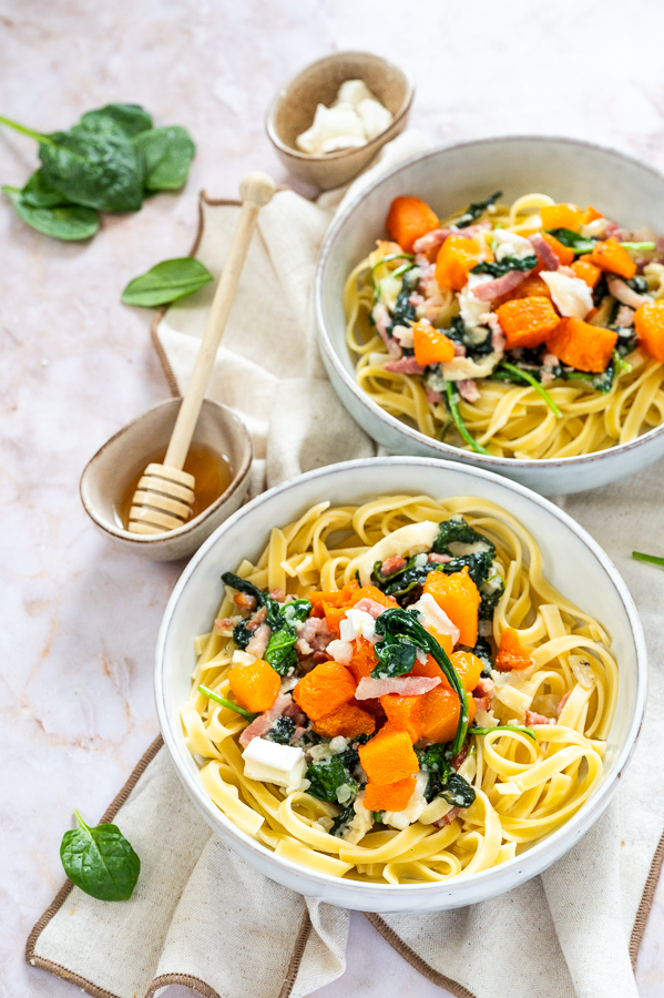 Geitenkaas pasta met pompoen en spekjes