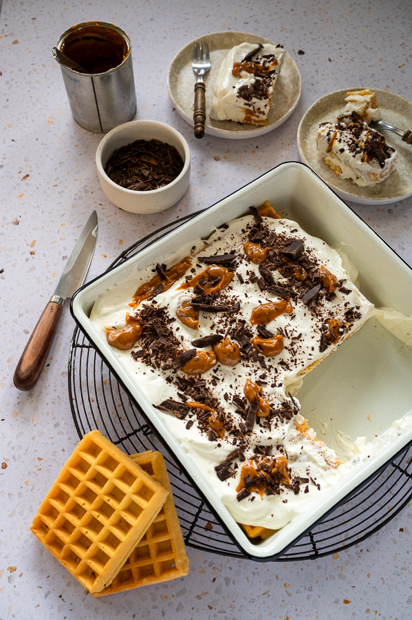 Wafeltaart met karamel en chocolade