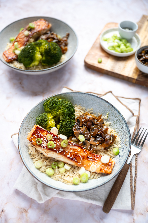 Rijst met zalm en gebakken champignons