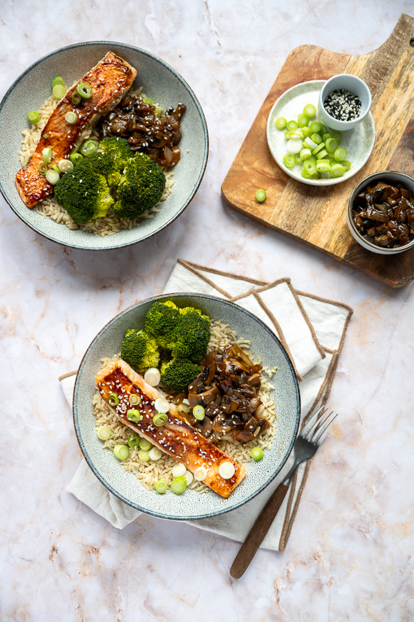 Rijst met zalm en gebakken champignons