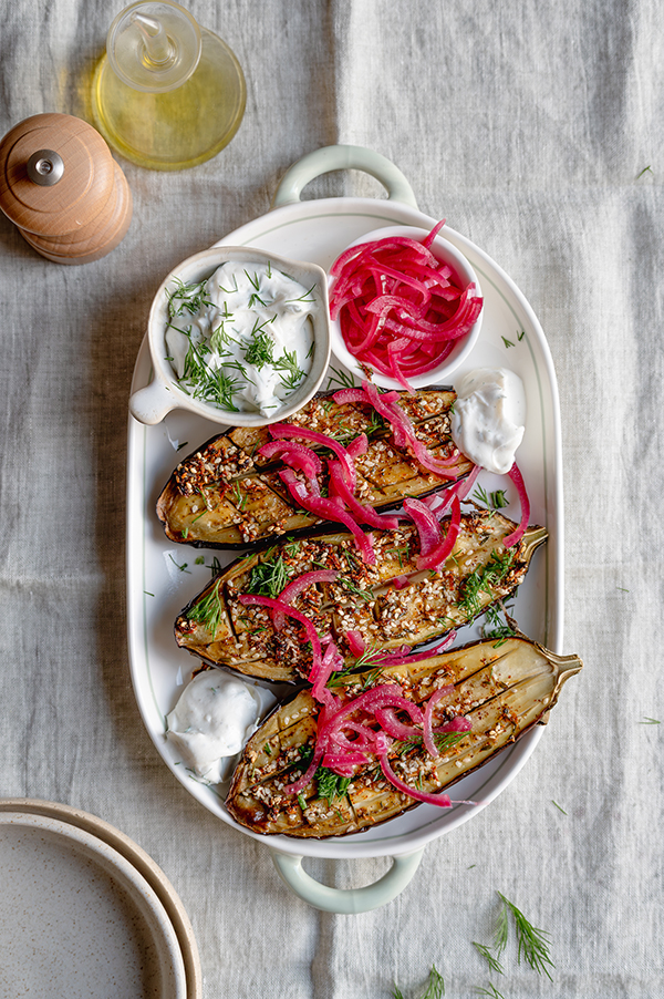 Geroosterde aubergine met z'atar, dilleyoghurt en zoetzure ui