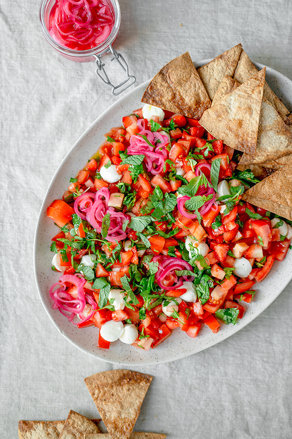 Aardbeien-tomatensalsa met zoetzure ui en mozzarella