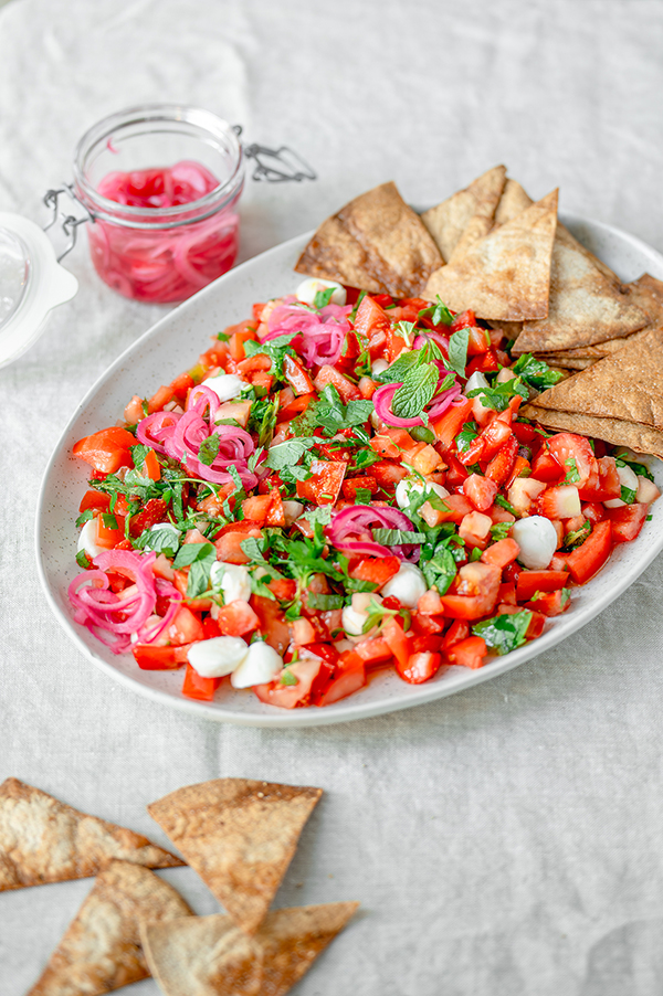 Aardbeien-tomatensalsa met zoetzure ui en mozzarella