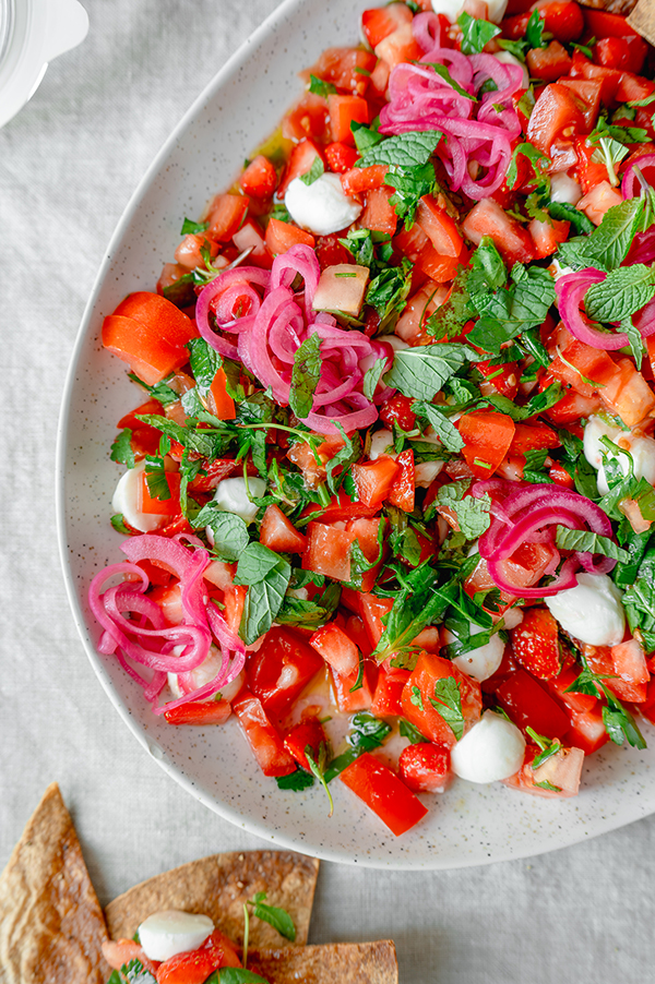 Aardbeien-tomatensalsa met zoetzure ui en mozzarella