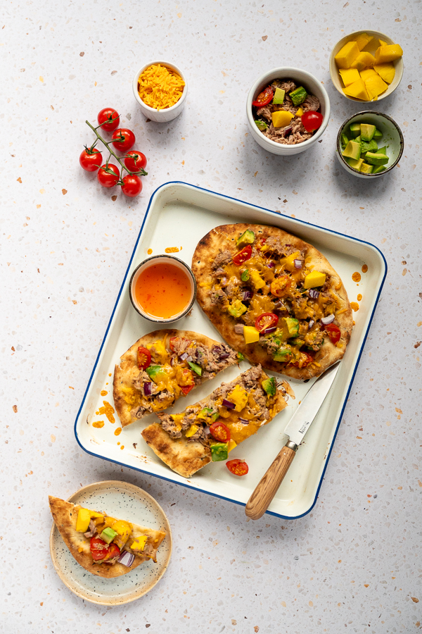Naan tuna melt met mango en avocado