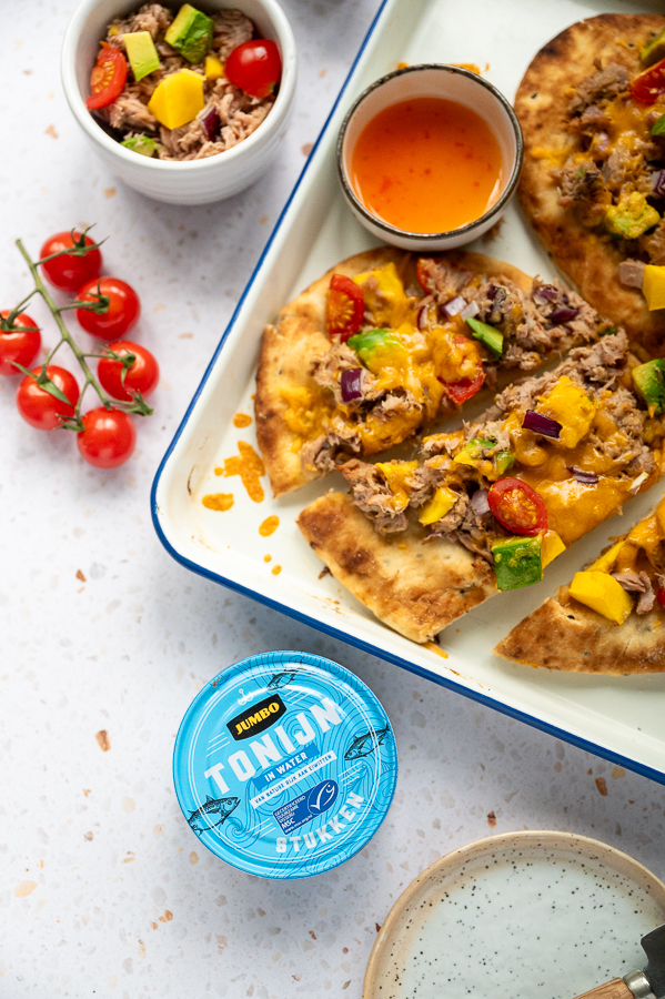 Naan tuna melt met mango en avocado
