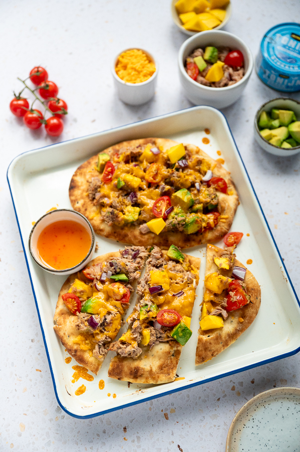 Naan tuna melt met mango en avocado
