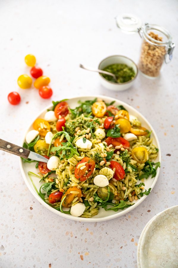 Orzo caprese salade