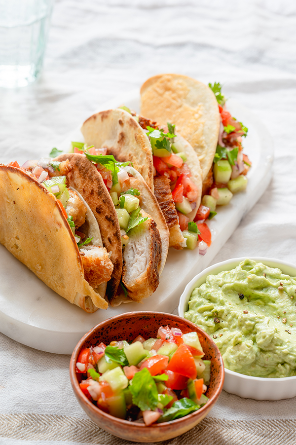 Vistaco's met tomatensalsa en avocadodip