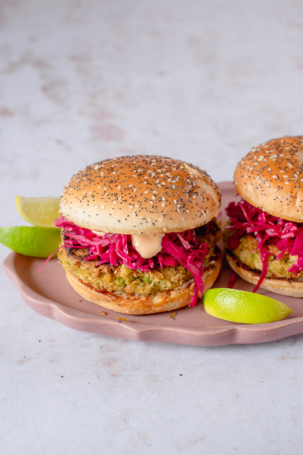 Falafelburger met zoetzure rodekool en sweetchilimayonaise