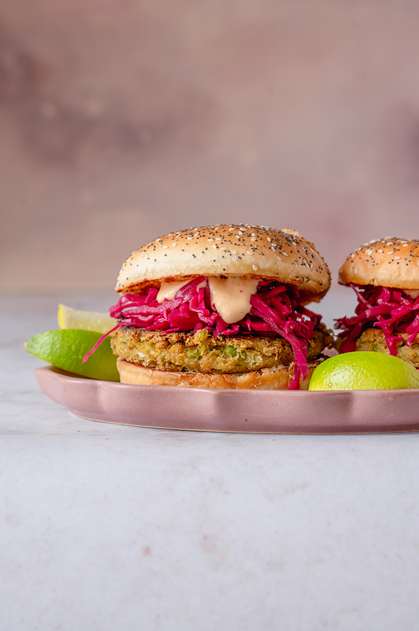 Falafelburger met zoetzure rodekool en sweetchilimayonaise