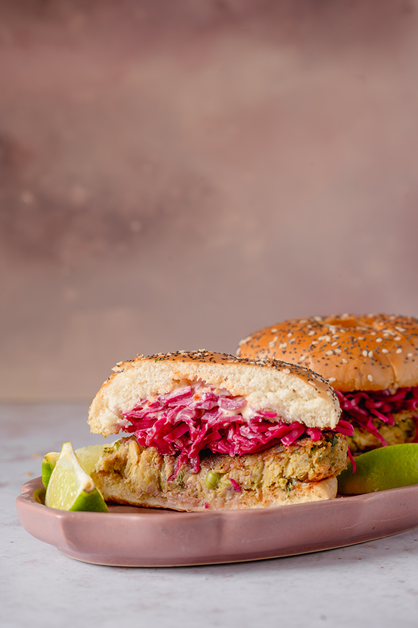 Falafelburger met zoetzure rodekool en sweetchilimayonaise
