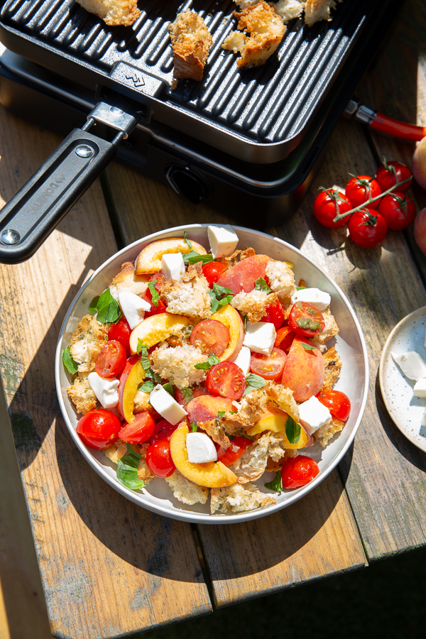 Toscaanse brood-salade met zomerfruit