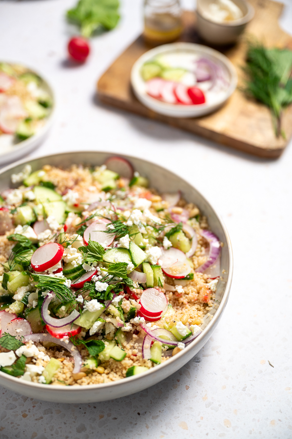 Frisse couscous salade met munt, komkommer en feta