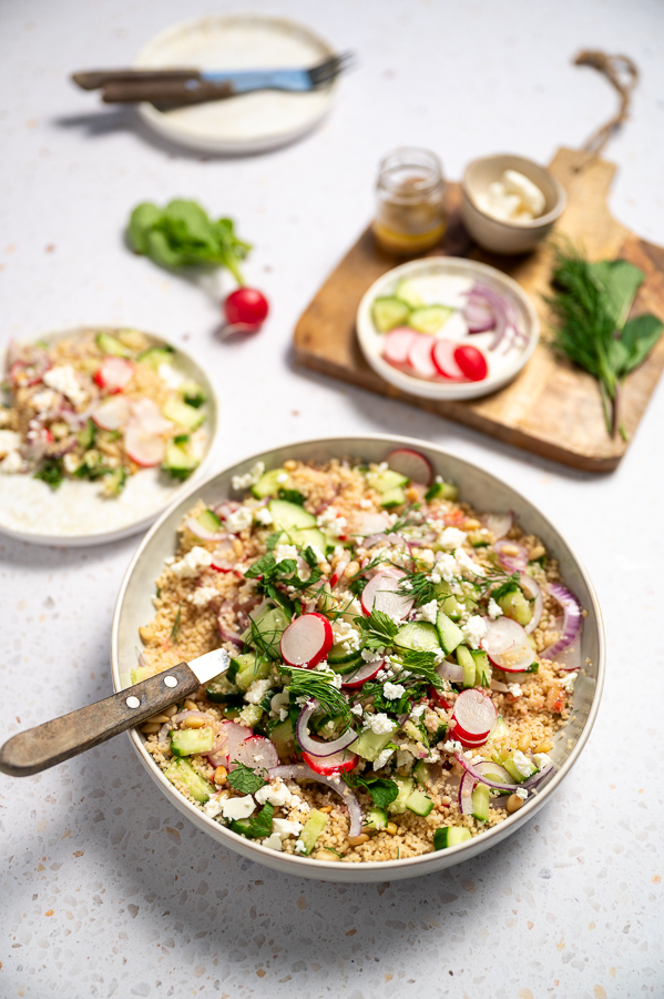 Frisse couscous salade met munt, komkommer en feta