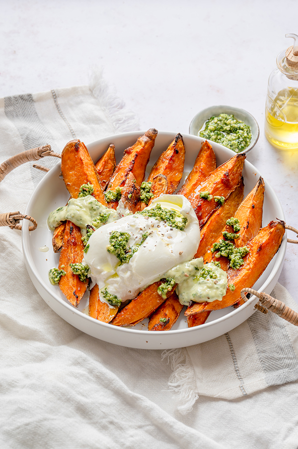 Geroosterde zoete aardappel uit de oven met burrata en pestodressing
