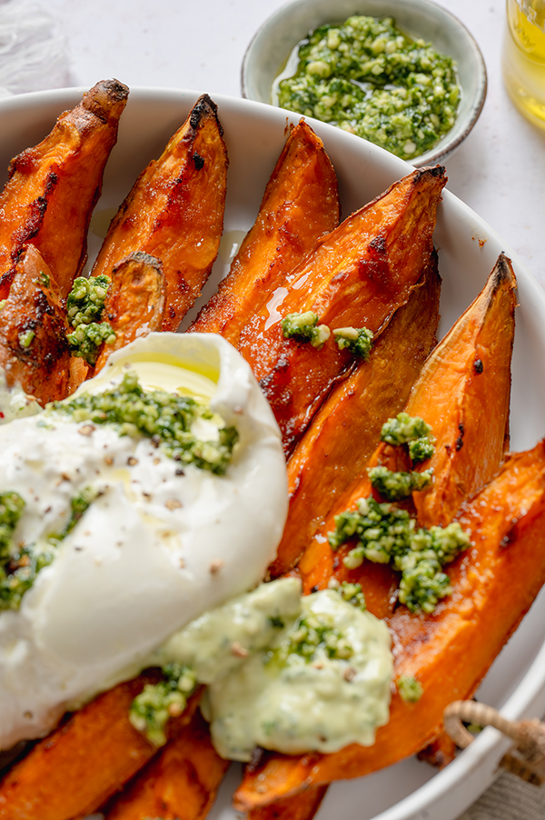 Geroosterde zoete aardappel met burrata en pestodressing