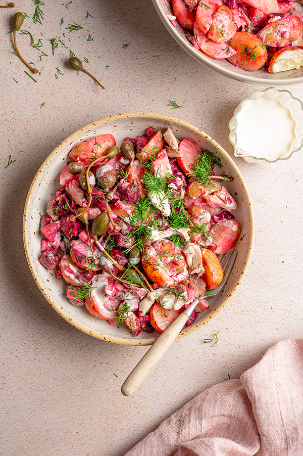 Aardappelsalade met biet en makreel