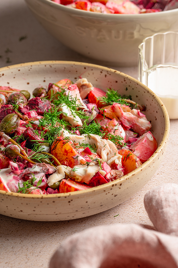 Aardappelsalade met biet en makreel