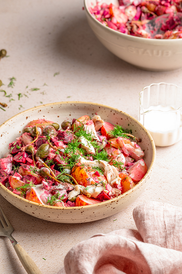 Aardappelsalade met biet en makreel