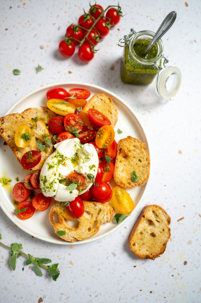 Burrata met tomaat en chimichurridressing