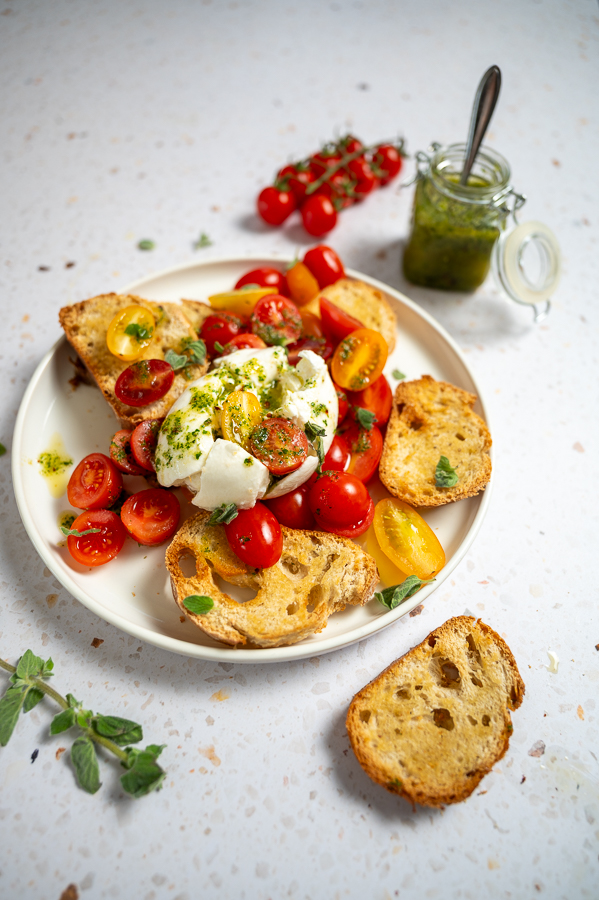 Burrata met tomaat en chimichurridressing