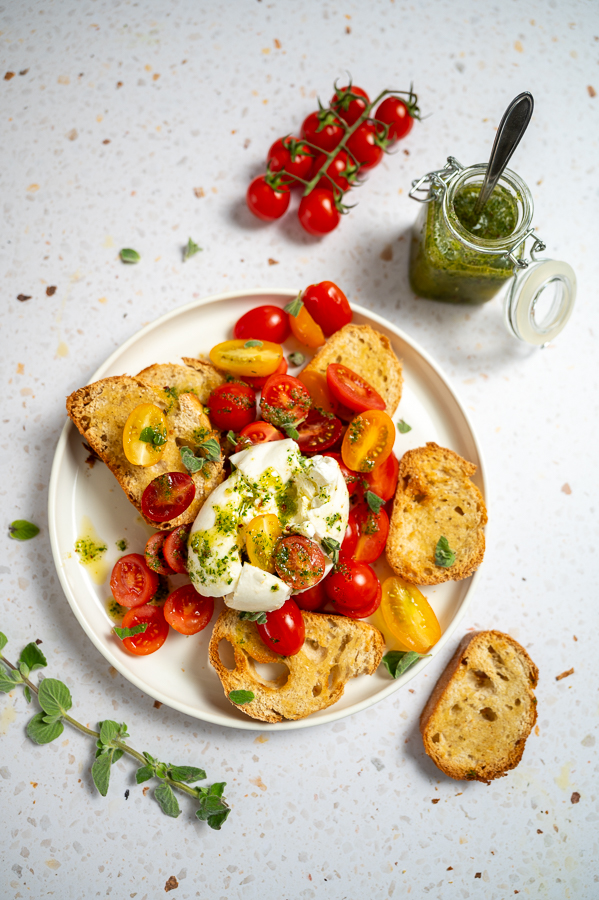 Burrata met tomaat en chimichurridressing