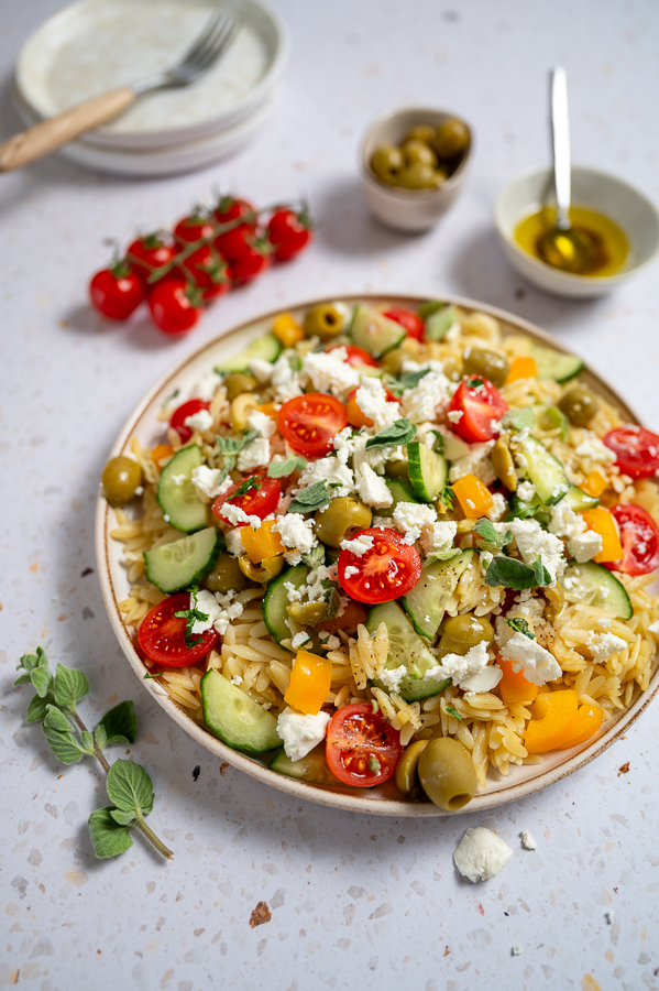 Griekse orzo salade met feta en olijven