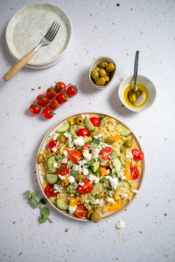 Griekse orzo salade met feta en olijven