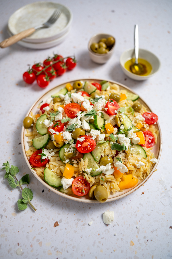 Griekse orzo salade met feta en olijven