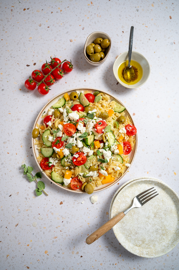 Griekse orzo salade met feta en olijven