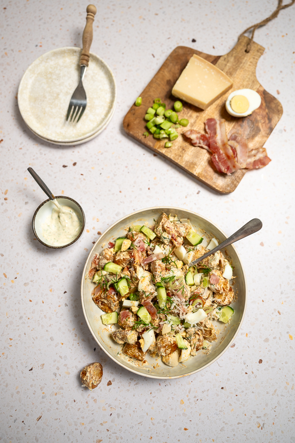 Krokante aardappelsalade met spek en Parmezaan