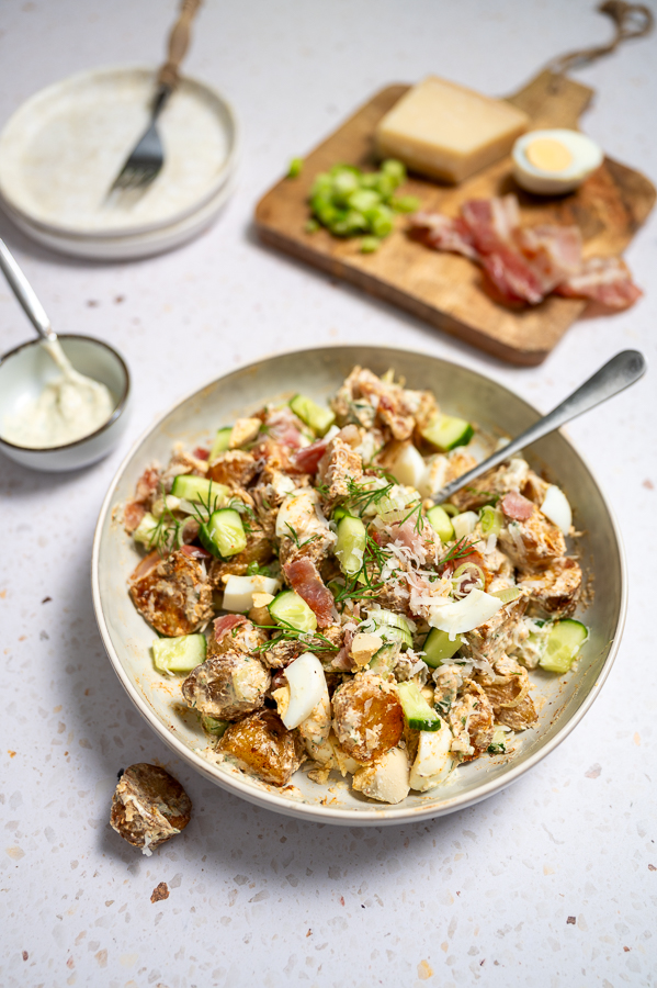 Krokante aardappelsalade met spek en Parmezaan