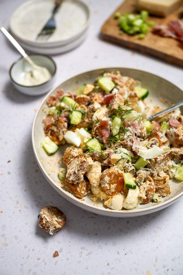 Krokante aardappelsalade met spek en Parmezaan