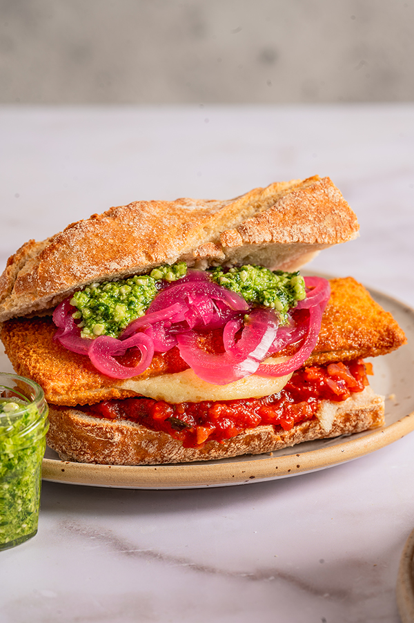 Broodje kaassoufflé met tomatensaus en pesto