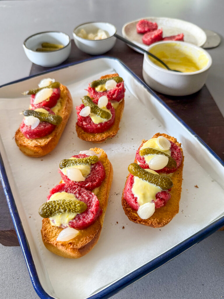 Brioche met ossenworst en mosterdmayonaise