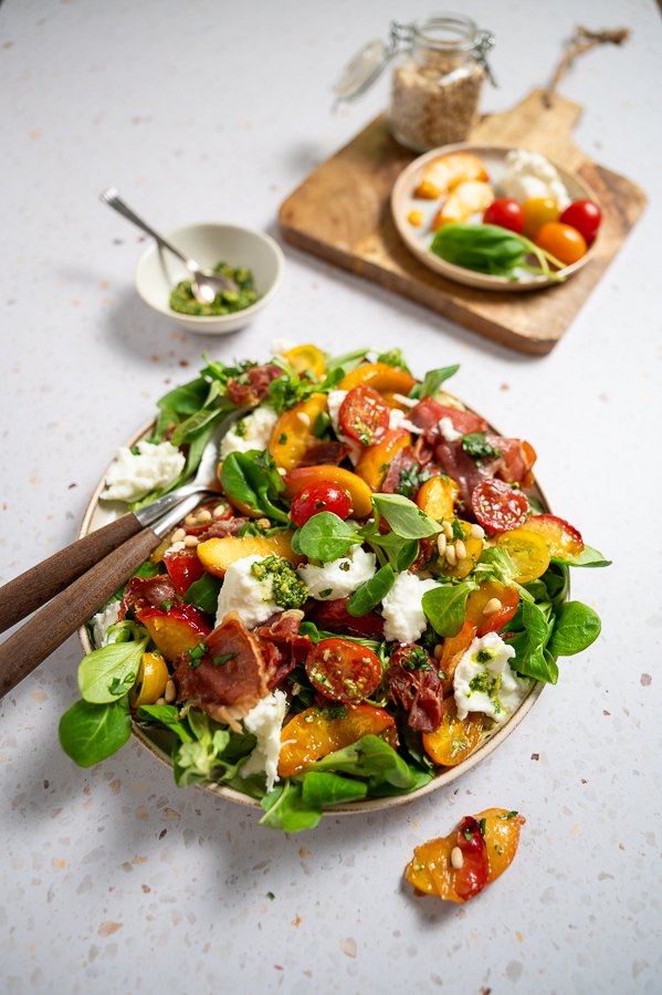 Caprese salade met gekarameliseerde perzik