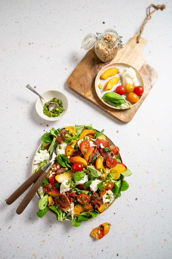 Caprese salade met gekarameliseerde perzik