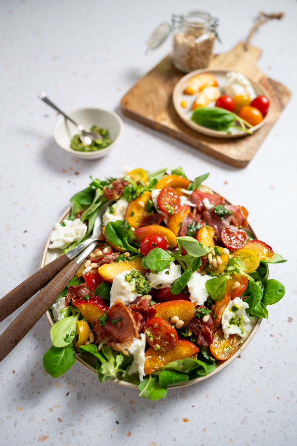 Caprese salade met gekarameliseerde perzik