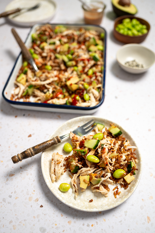 Crispy rijstsalade met kip en avocado