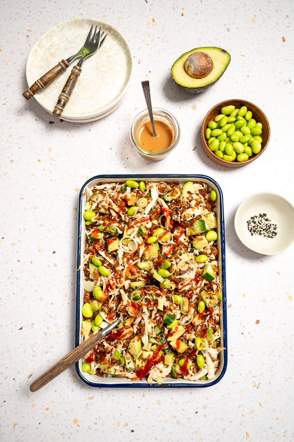 Crispy rijstsalade met kip en avocado