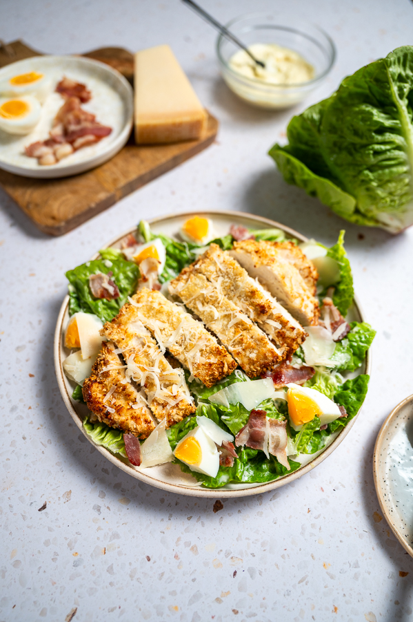 Caesar salade met krokante kip-Parmezaan